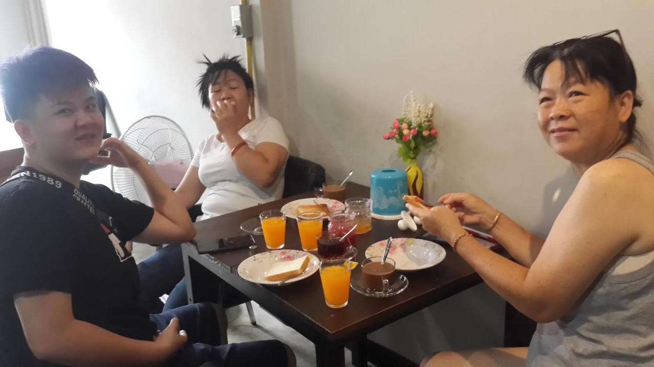 Feel Like Home Dormitory & Cafe Банкок Екстериор снимка